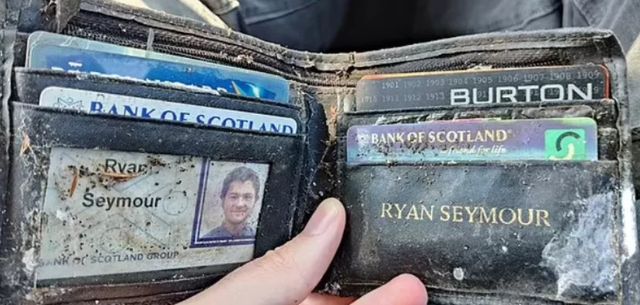 Чоловік загубив свій гаманець в пабі і несподівано знайшов його через 20 років - фото 461842