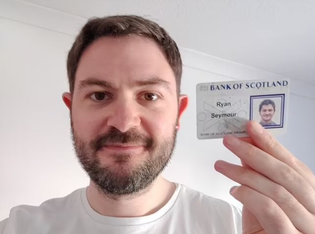 Чоловік загубив свій гаманець в пабі і несподівано знайшов його через 20 років - фото 461843