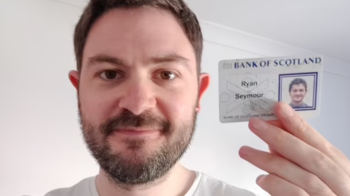 Чоловік загубив свій гаманець в пабі і несподівано знайшов його через 20 років