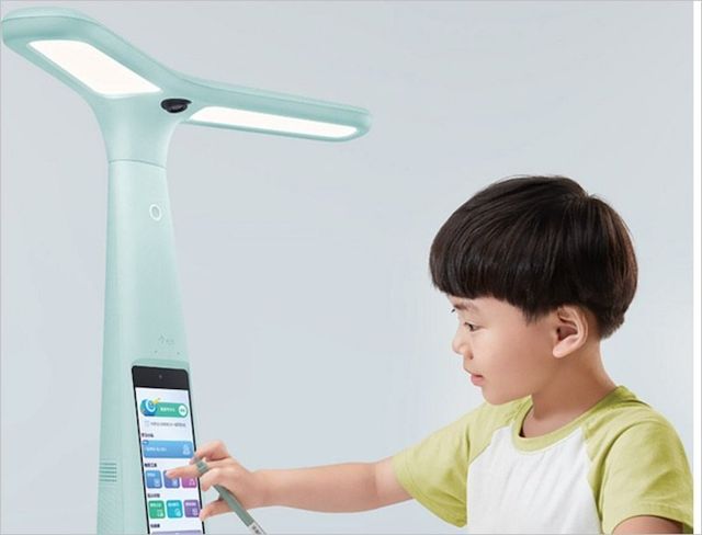 У Китаї представили 'розумну' лампу, яка стежить за дітьми під час дистанційного навчання - фото 461849