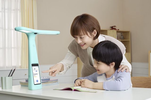 У Китаї представили 'розумну' лампу, яка стежить за дітьми під час дистанційного навчання - фото 461850