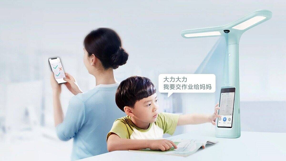 У Китаї представили "розумну" лампу, яка стежить за дітьми під час дистанційного навчання