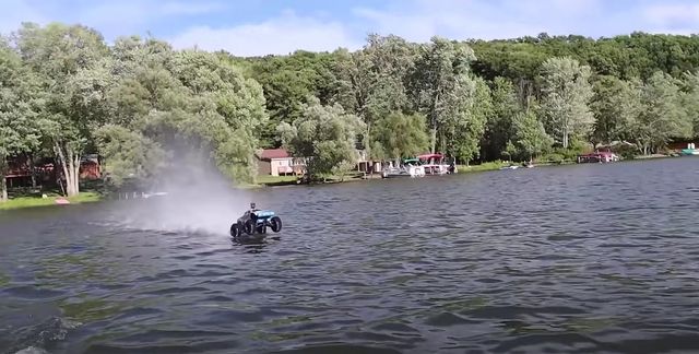 Автомобіль проїхав по воді 1,5 кілометра і встановив рекорд: шалене відео - фото 461923