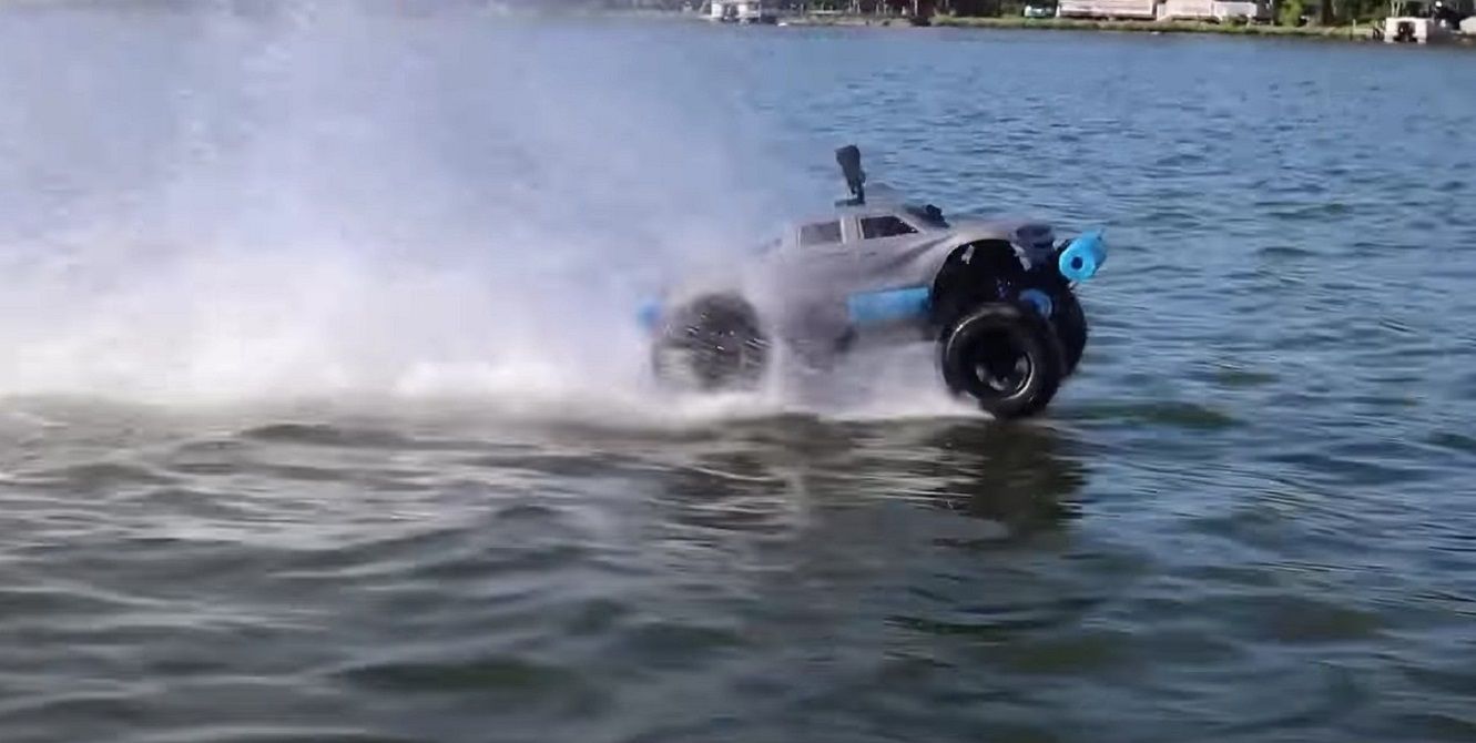 Автомобіль проїхав по воді 1,5 кілометра і встановив рекорд: шалене відео