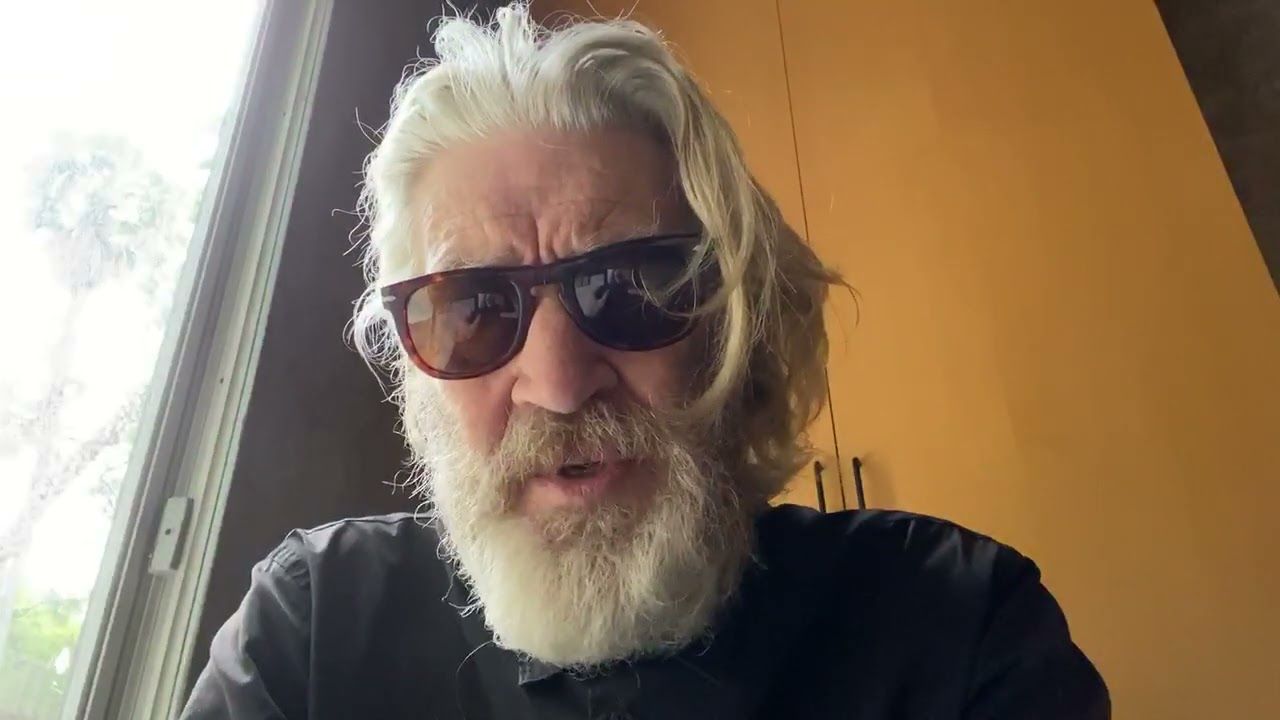 У мережі активно обговорюють нову зачіску Девіда Лінча