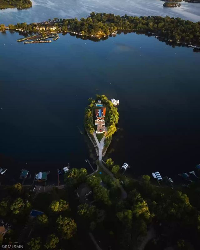 Як виглядає будинок з підземним гаражем: потрапити у нього можна через секретний тунель - фото 462061