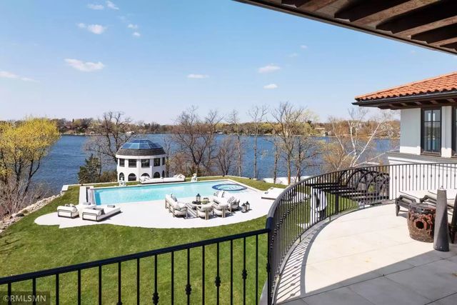 Як виглядає будинок з підземним гаражем: потрапити у нього можна через секретний тунель - фото 462068