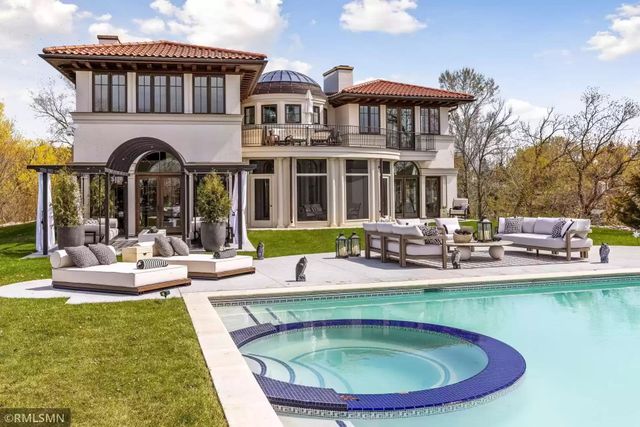 Як виглядає будинок з підземним гаражем: потрапити у нього можна через секретний тунель - фото 462070