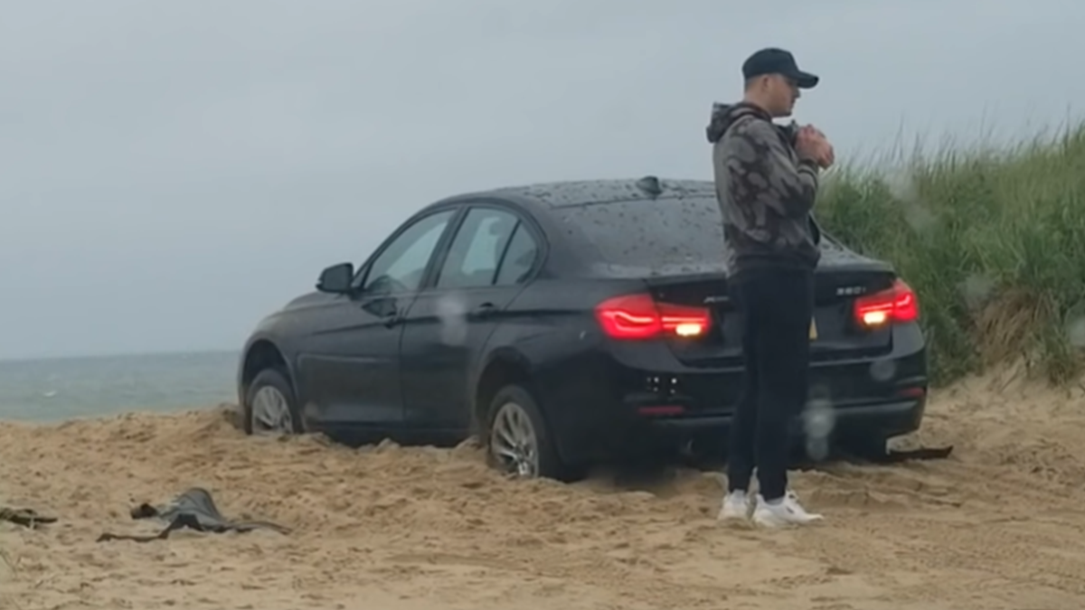 Горе-водій загнав BMW у пісок, замкнув ключі всередині і залишив увімкнену задню передачу