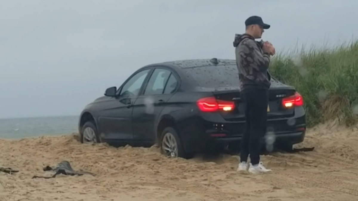 Горе-водій загнав BMW у пісок, замкнув ключі всередині і залишив увімкнену задню передачу - фото 1