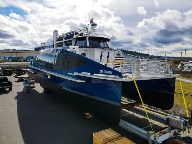 Дивіться, як виглядає перший в історії комерційний паром на водні - фото 462164