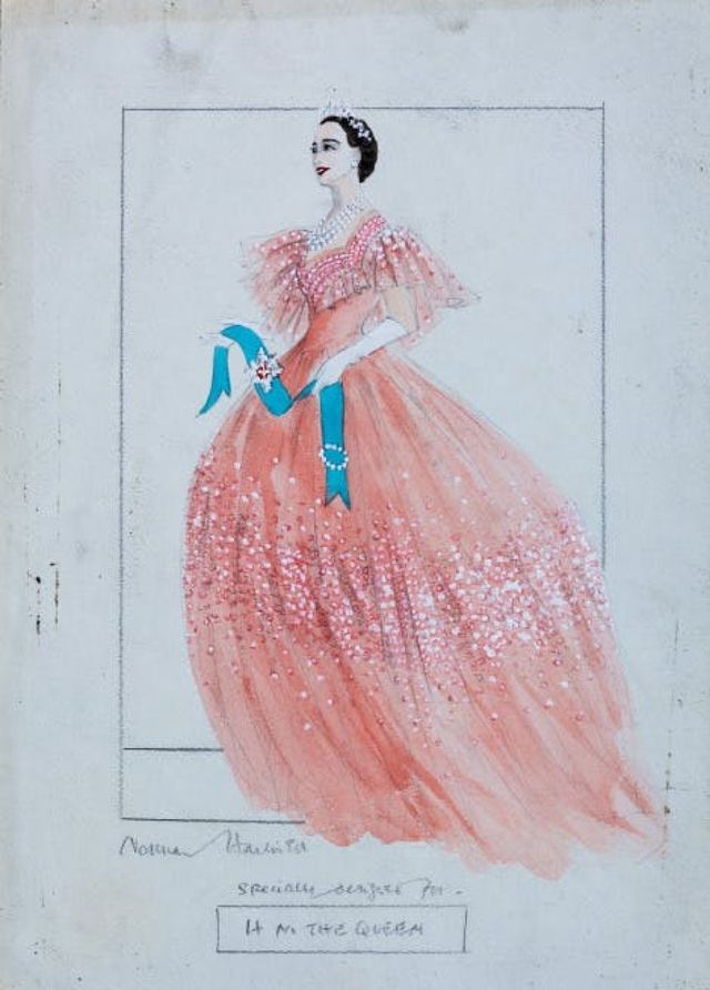 У Лондоні вперше за 25 років показали весільну сукню-катастрофу принцеси Діани - фото 462202