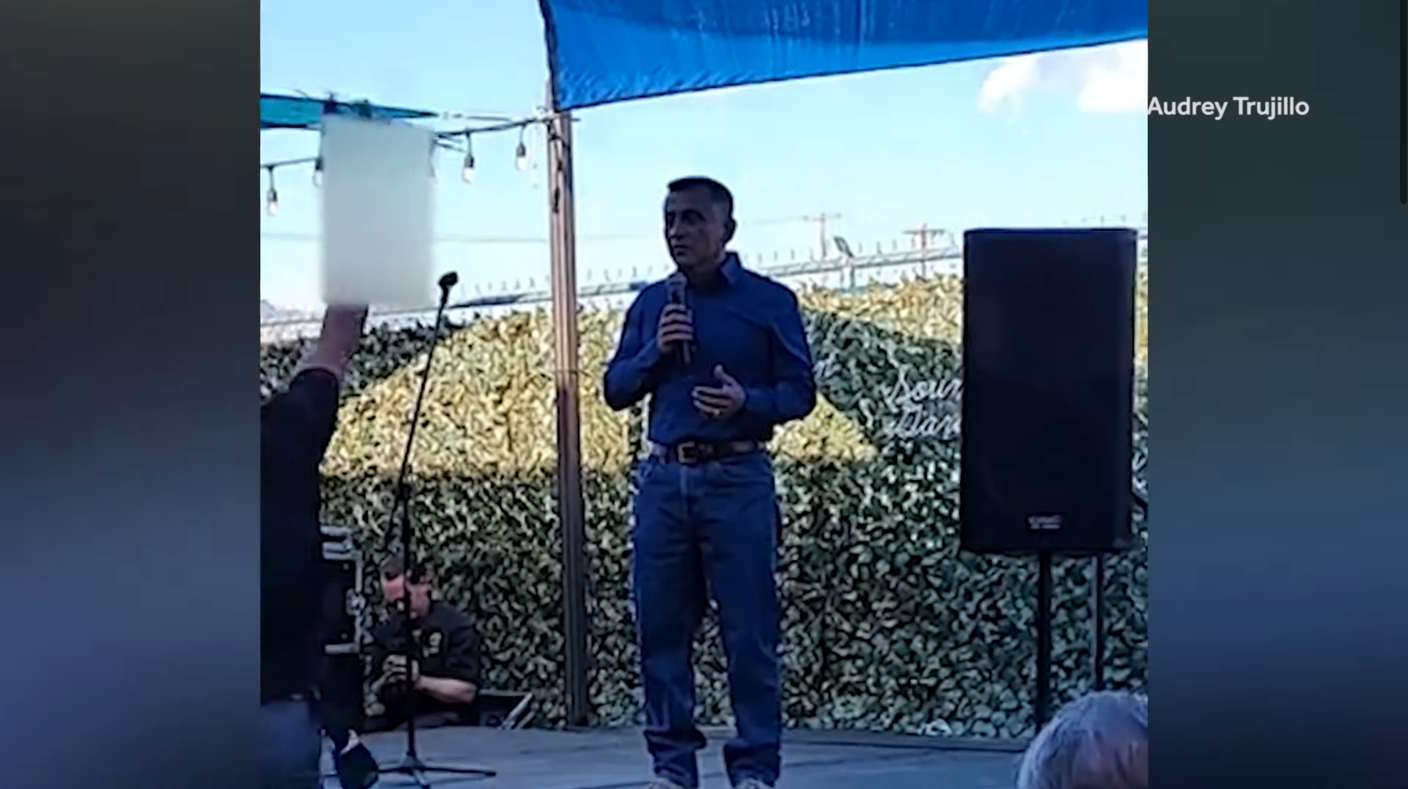 Під час промови над кандидатом пролетів дрон з фалоімітатором - фото 1