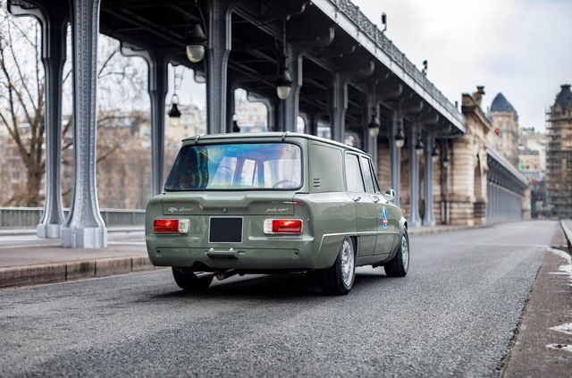 Рідкісний поліцейський універсал Alfa Romeo виставили на продаж - фото 462247