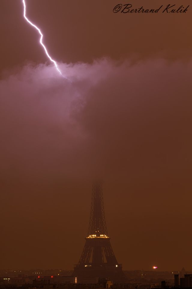 У Ейфелеву вежу вдарила блискавка: у мережі показали вражаюче фото - фото 462411