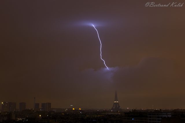 У Ейфелеву вежу вдарила блискавка: у мережі показали вражаюче фото - фото 462412