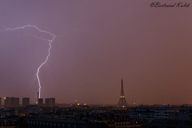 У Ейфелеву вежу вдарила блискавка: у мережі показали вражаюче фото - фото 462413