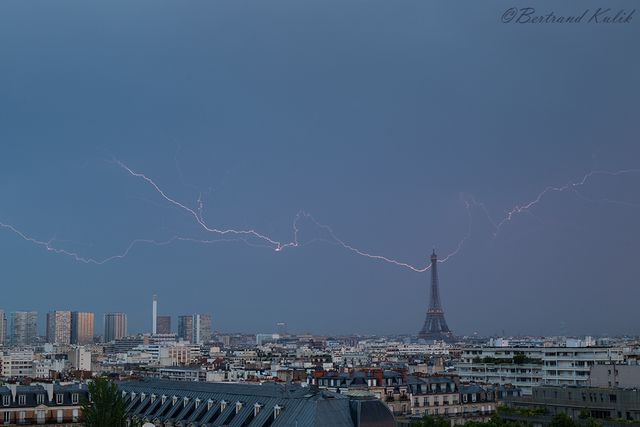 У Ейфелеву вежу вдарила блискавка: у мережі показали вражаюче фото - фото 462414