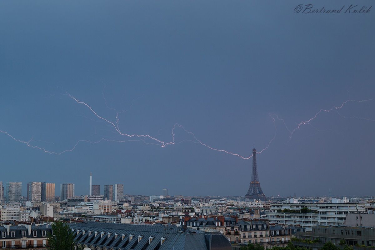 У Ейфелеву вежу вдарила блискавка: у мережі показали вражаюче фото - фото 1