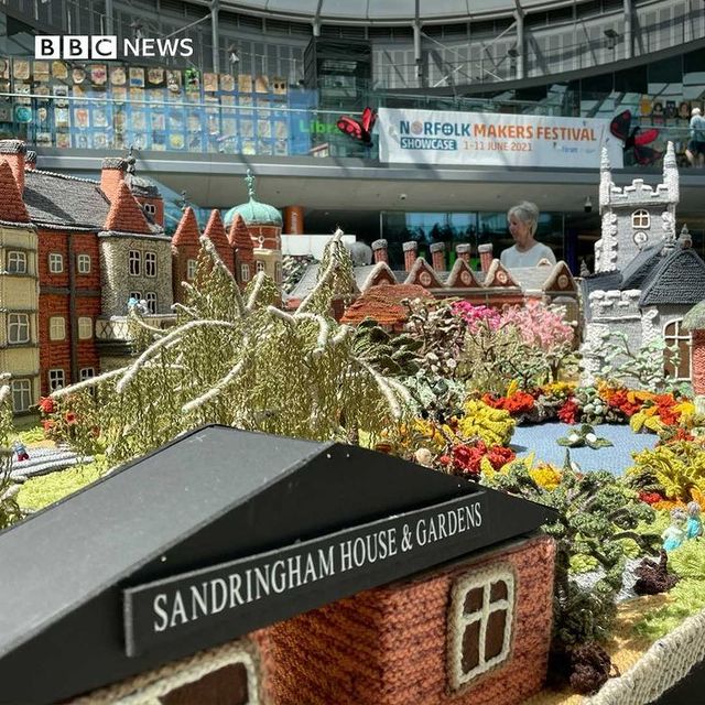 Бабуся створила в'язану копію Сандрінгемського палацу, що належить Єлизаветі II: фото - фото 462439