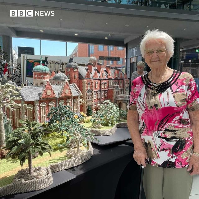Бабуся створила в'язану копію Сандрінгемського палацу, що належить Єлизаветі II: фото - фото 462440