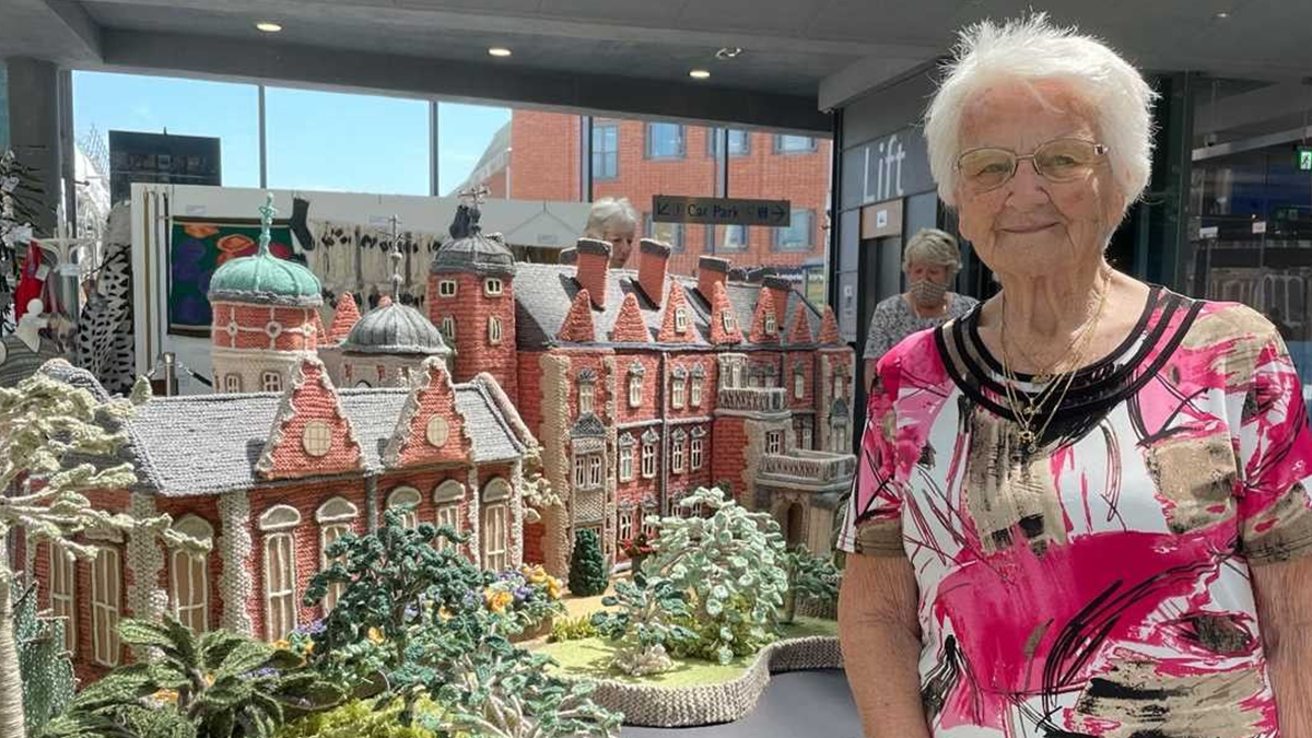 Бабуся створила в'язану копію Сандрінгемського палацу, що належить Єлизаветі II: фото