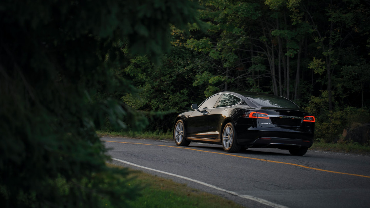 Tesla Model S обійшов дорожезний Bugatti Chiron - фото 1