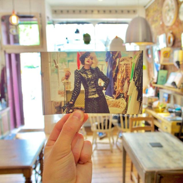 Фотограф пройшовся місцями у Лондоні, де знімали фільм Круелла: круті фото - фото 462480