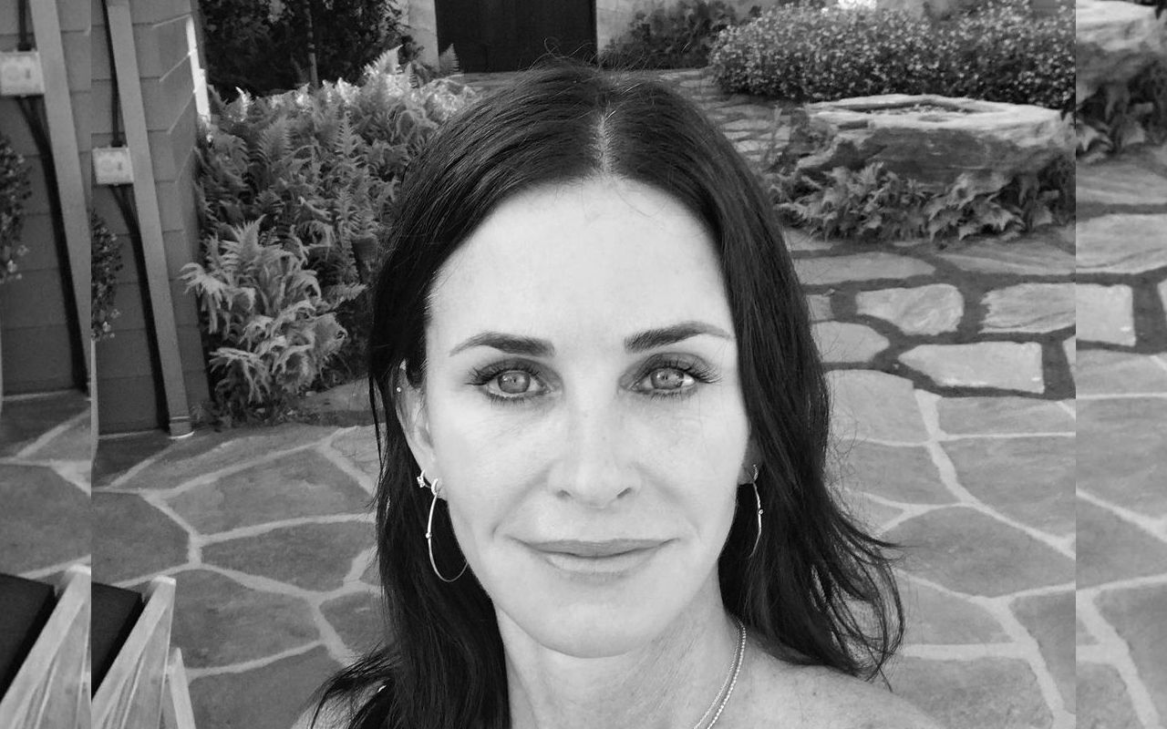 Кортні Кокс, Ед Ширан й Елтон Джон виконали пісню, яку Фібі назвала найромантичнішою