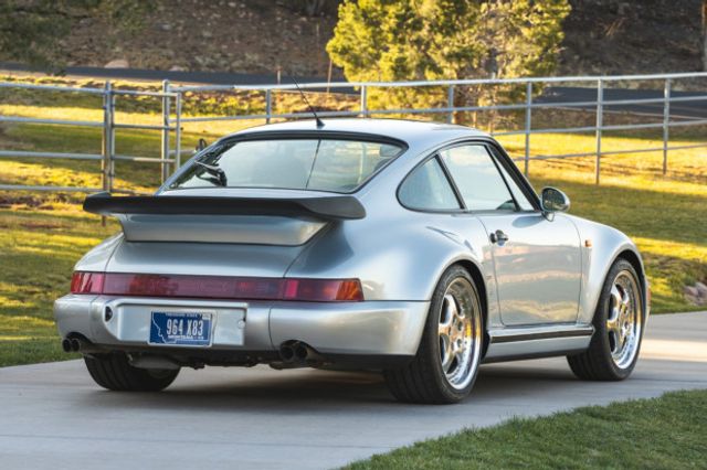 Рідкісний Porsche 911 пустять з молотка: за цю суму можна купити 3 нові такі автомобілі - фото 462687