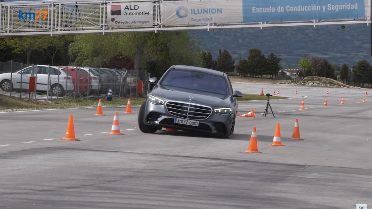 Mercedes-Benz S-класу не впорався з лосячим тестом - фото 1