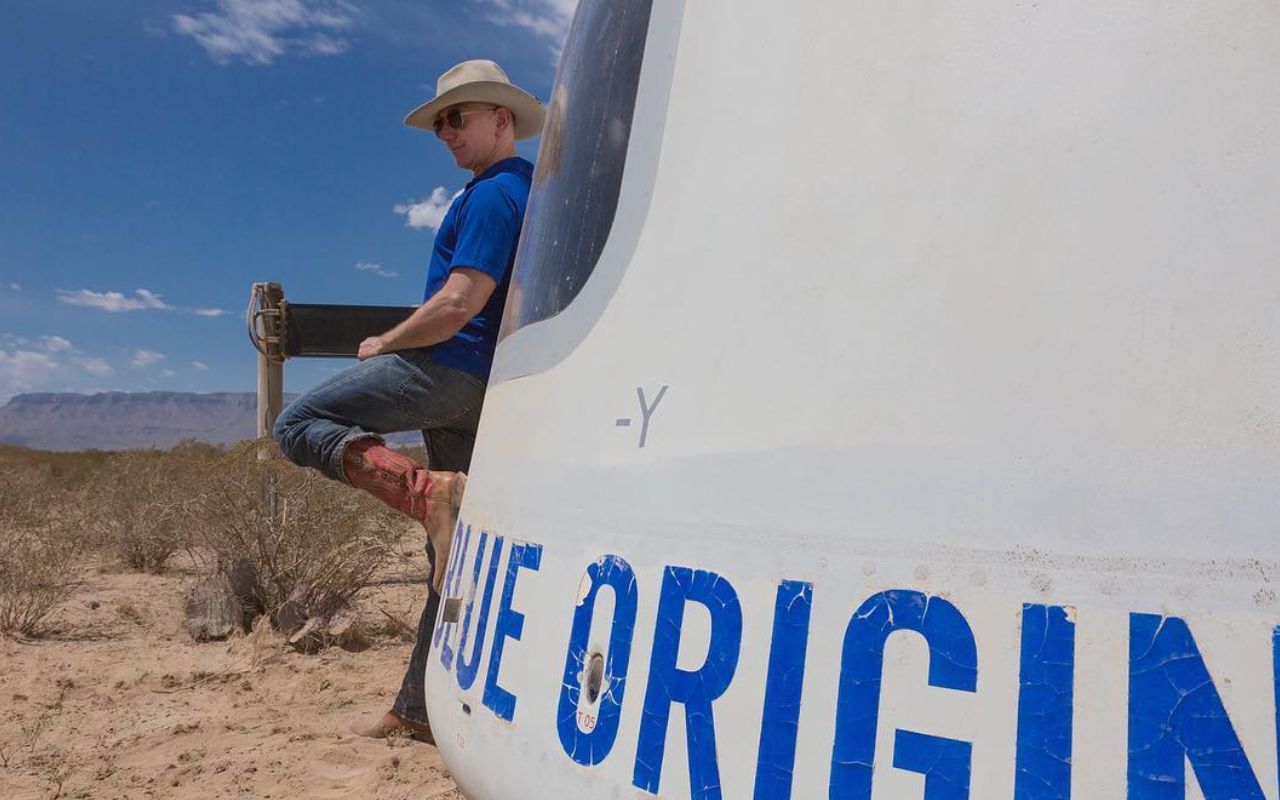 Джефф Безос полетить у космос на власному кораблі разом зі своїм братом