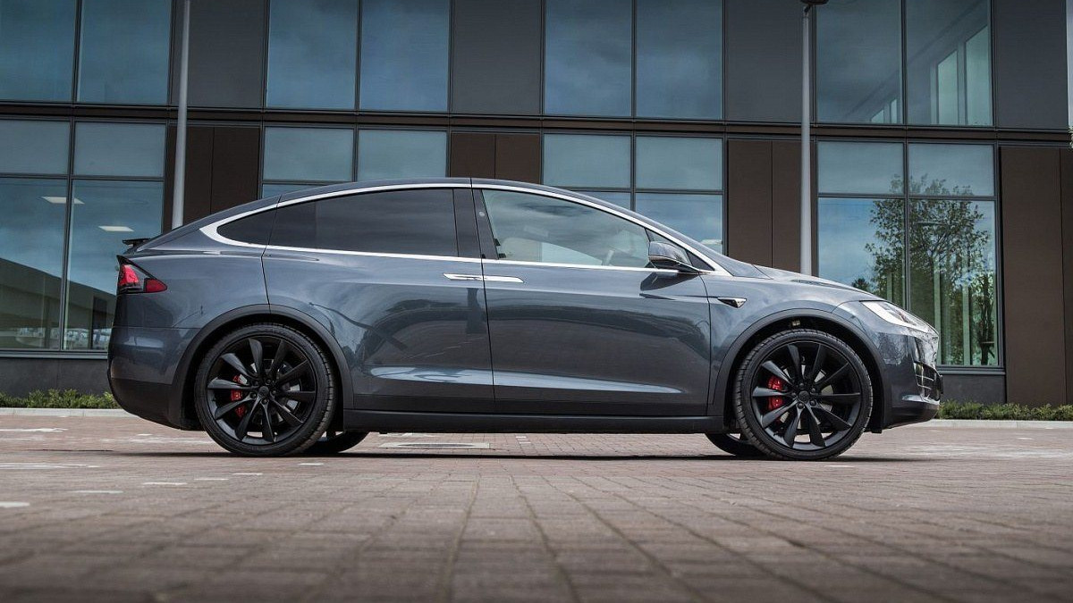 Блогер перевірив максимальну швидкість Tesla Model X P100D Perfomance - фото 1