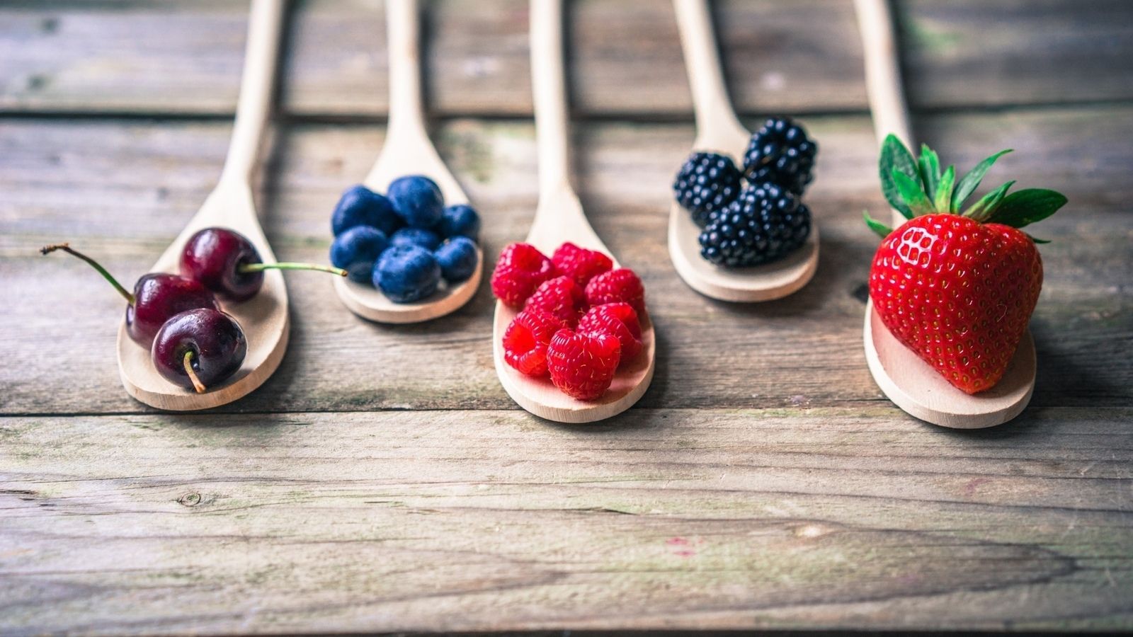 Літні ягоди і фрукти - фото 1