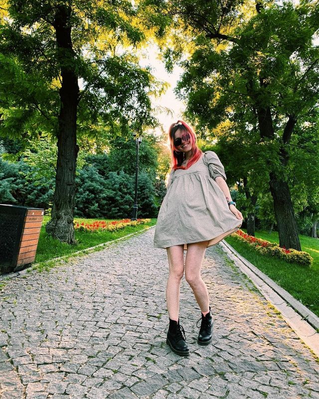 Вагітна MamaRika показала ефектні фото у коротенькому платті - фото 463389