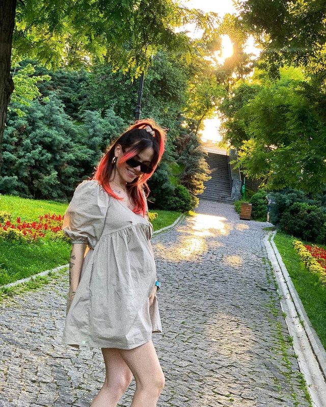 Вагітна MamaRika показала ефектні фото у коротенькому платті - фото 463390