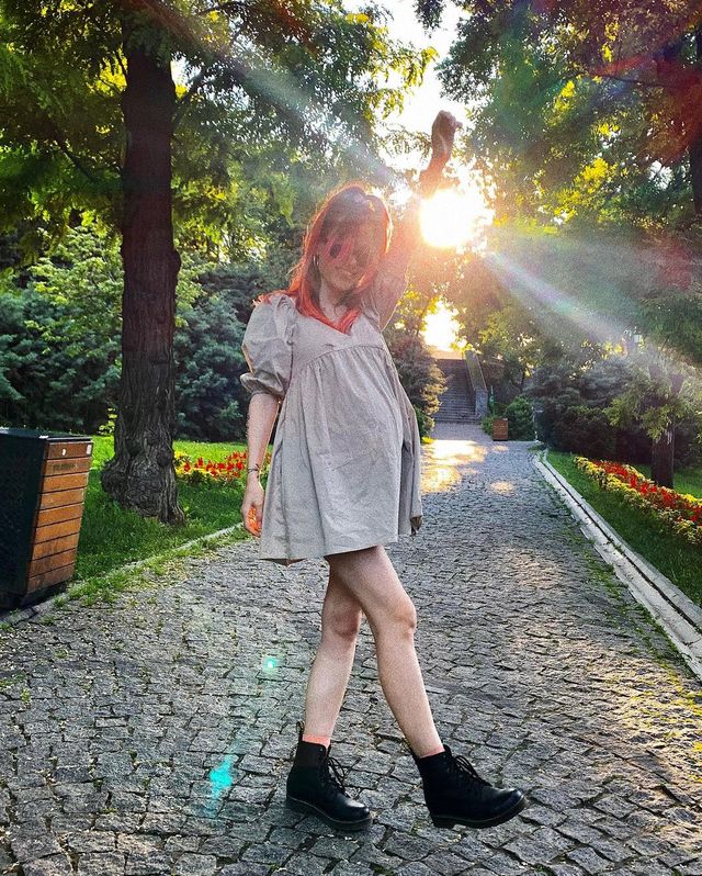 Вагітна MamaRika показала ефектні фото у коротенькому платті - фото 463391