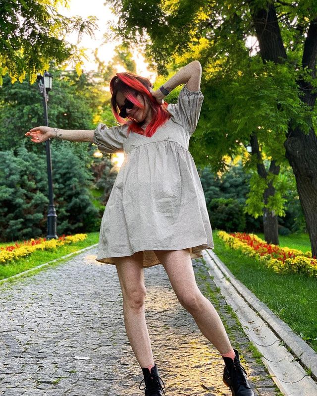 Вагітна MamaRika показала ефектні фото у коротенькому платті - фото 463392