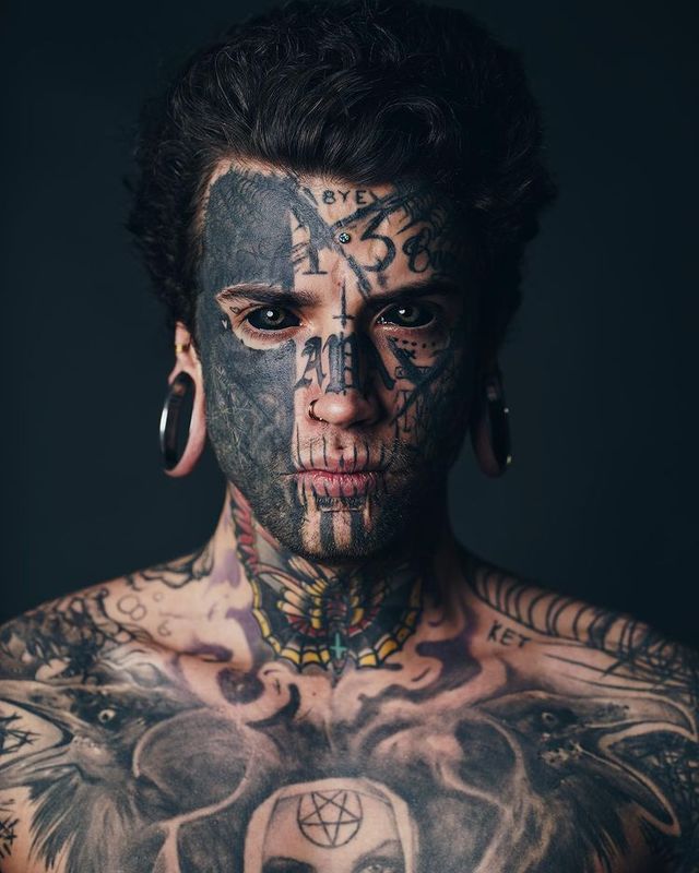 Австралієць, який експериментує над своєю зовнішністю, зробив собі чорні очні яблука - фото 463395