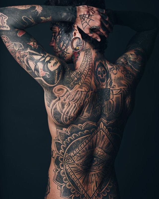 Австралієць, який експериментує над своєю зовнішністю, зробив собі чорні очні яблука - фото 463397