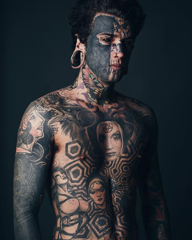 Австралієць, який експериментує над своєю зовнішністю, зробив собі чорні очні яблука - фото 463399