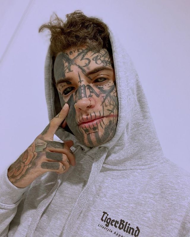 Австралієць, який експериментує над своєю зовнішністю, зробив собі чорні очні яблука - фото 463400