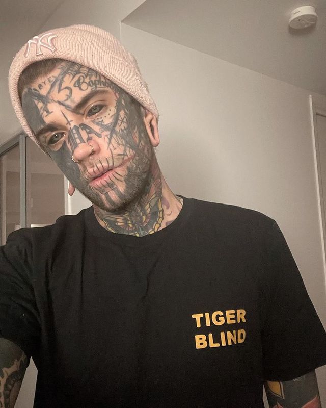 Австралієць, який експериментує над своєю зовнішністю, зробив собі чорні очні яблука - фото 463401