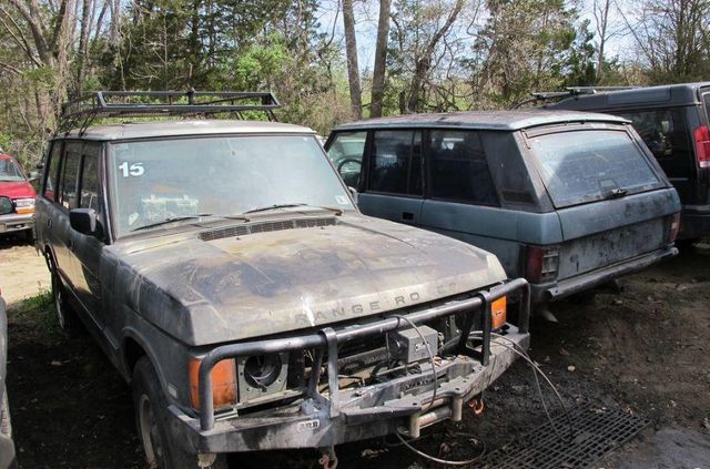 Подивіться на кладовище старих Range Rover, яке оцінили у космічну суму - фото 463513