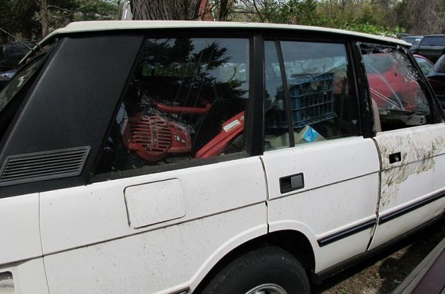 Подивіться на кладовище старих Range Rover, яке оцінили у космічну суму - фото 463514