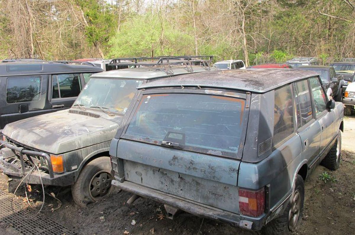 Подивіться на кладовище старих Range Rover, яке оцінили у космічну суму