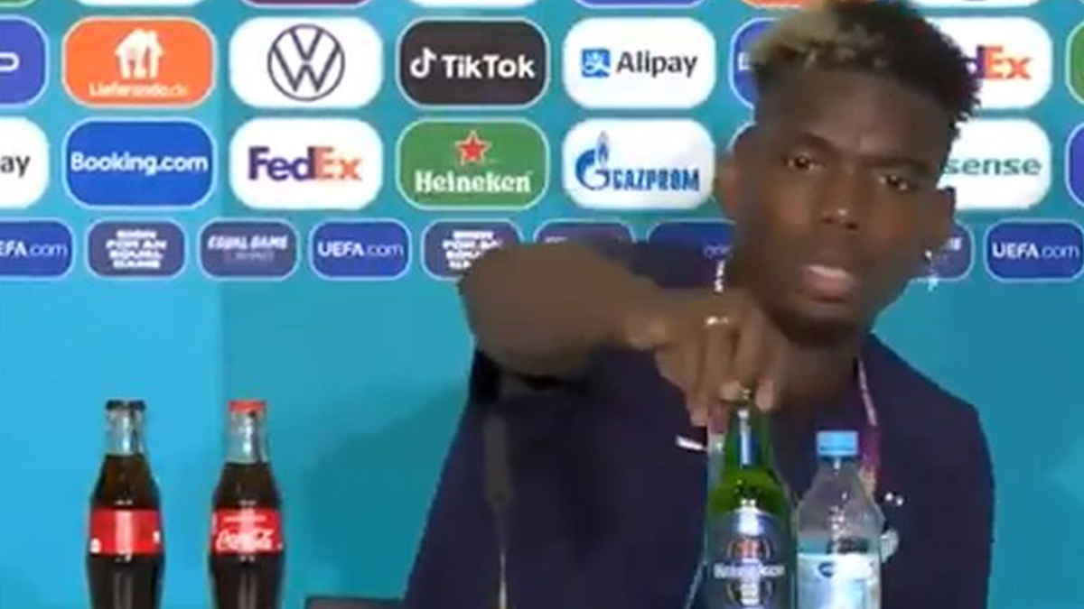 Поль Погба прибрав пляшку пива зі столу - фото 1