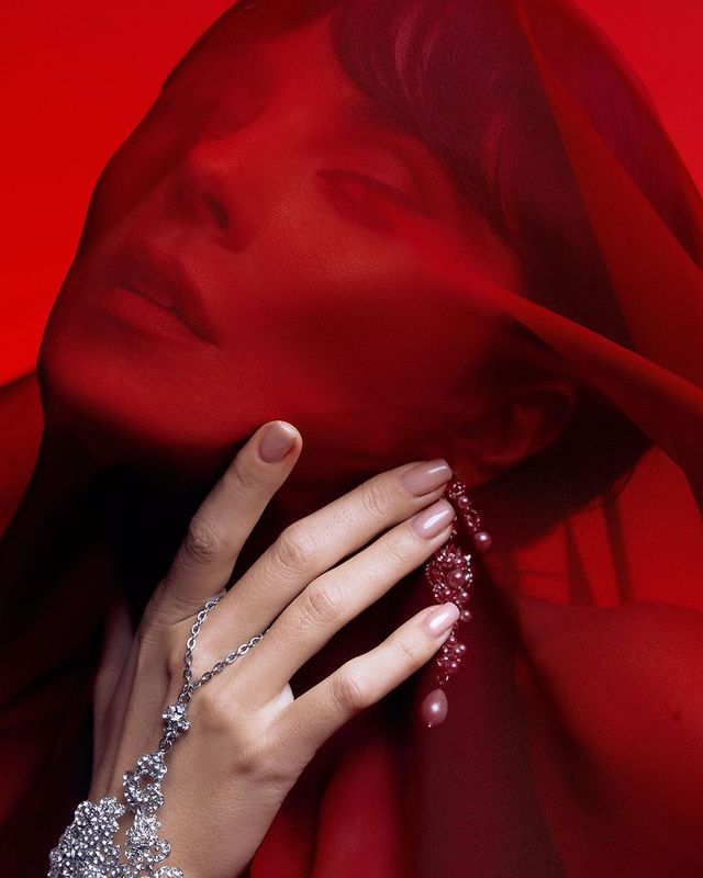 Піджак на голе тіло та відвертий боді: Настя Каменських знялася у гарячій фотосесії - фото 463675