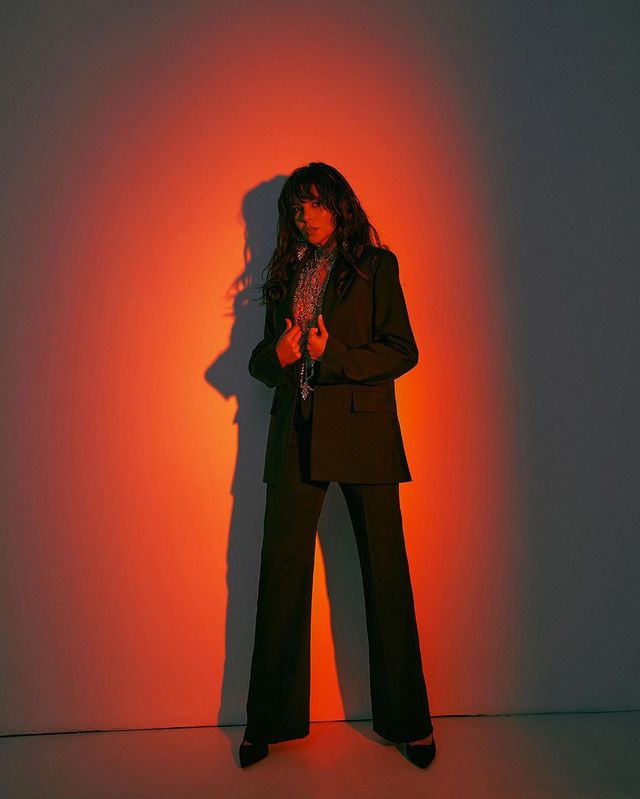 Піджак на голе тіло та відвертий боді: Настя Каменських знялася у гарячій фотосесії - фото 463676