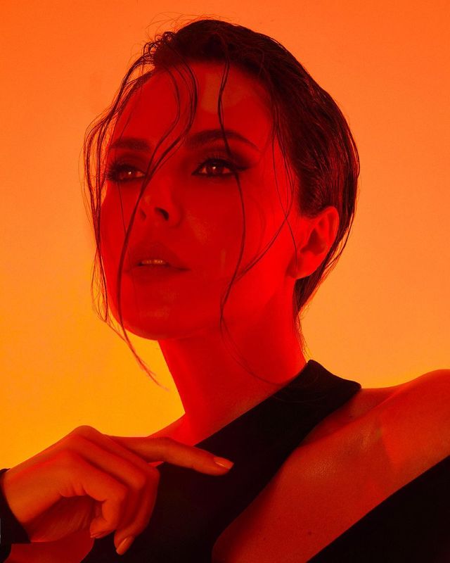 Піджак на голе тіло та відвертий боді: Настя Каменських знялася у гарячій фотосесії - фото 463677